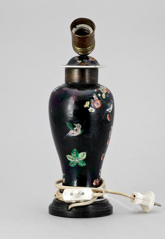 URNA MED LOCK/BORDSLAMPA, porslin, Kina, 1800/1900-tal.