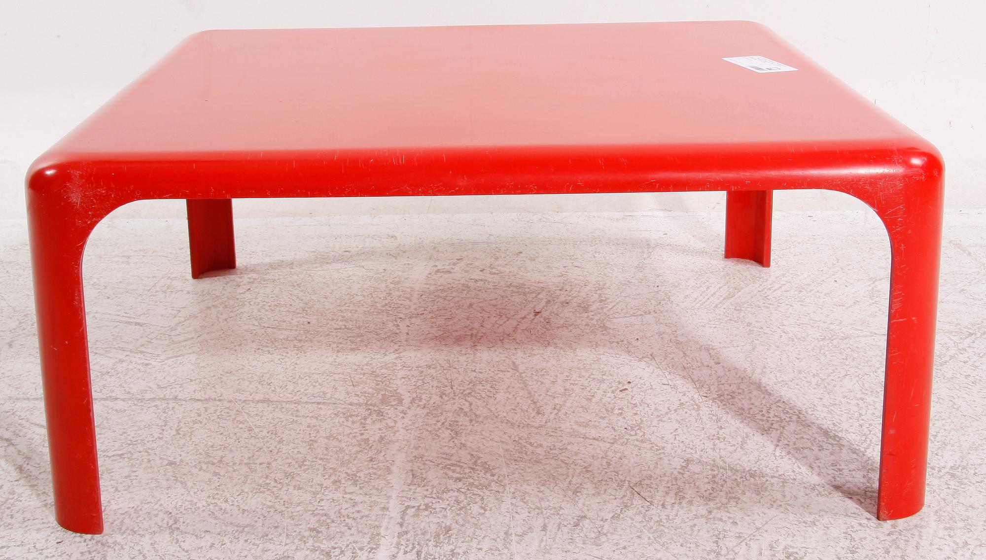 BORD. Modell "Demetrio 70", design Magistretti för Artemide, Italien.