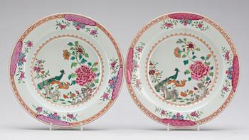 TALLRIKAR, ett par. Porslin, Kina. Qianlong(1736-1795).