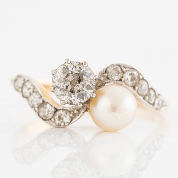 Ring, "toi et moi" ring, 18K gold set with old-cut diamonds and a pearl, circa 1900.