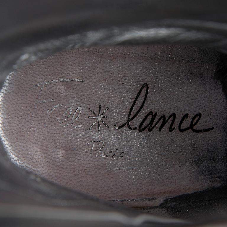 SKOR, Free Lance.