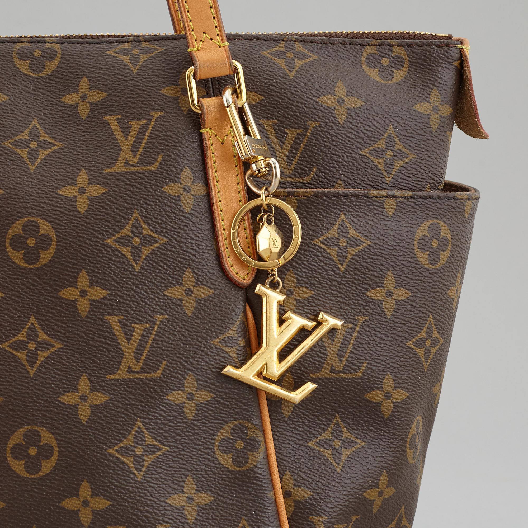 LOUIS VUITTON, a 'Totally PM' monogram canvas bag with bagcharm.