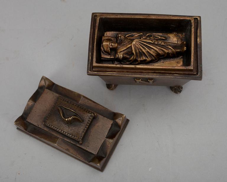 SOUVENIR/ASK i form av Napoleons sarkofag, patinerad brons.