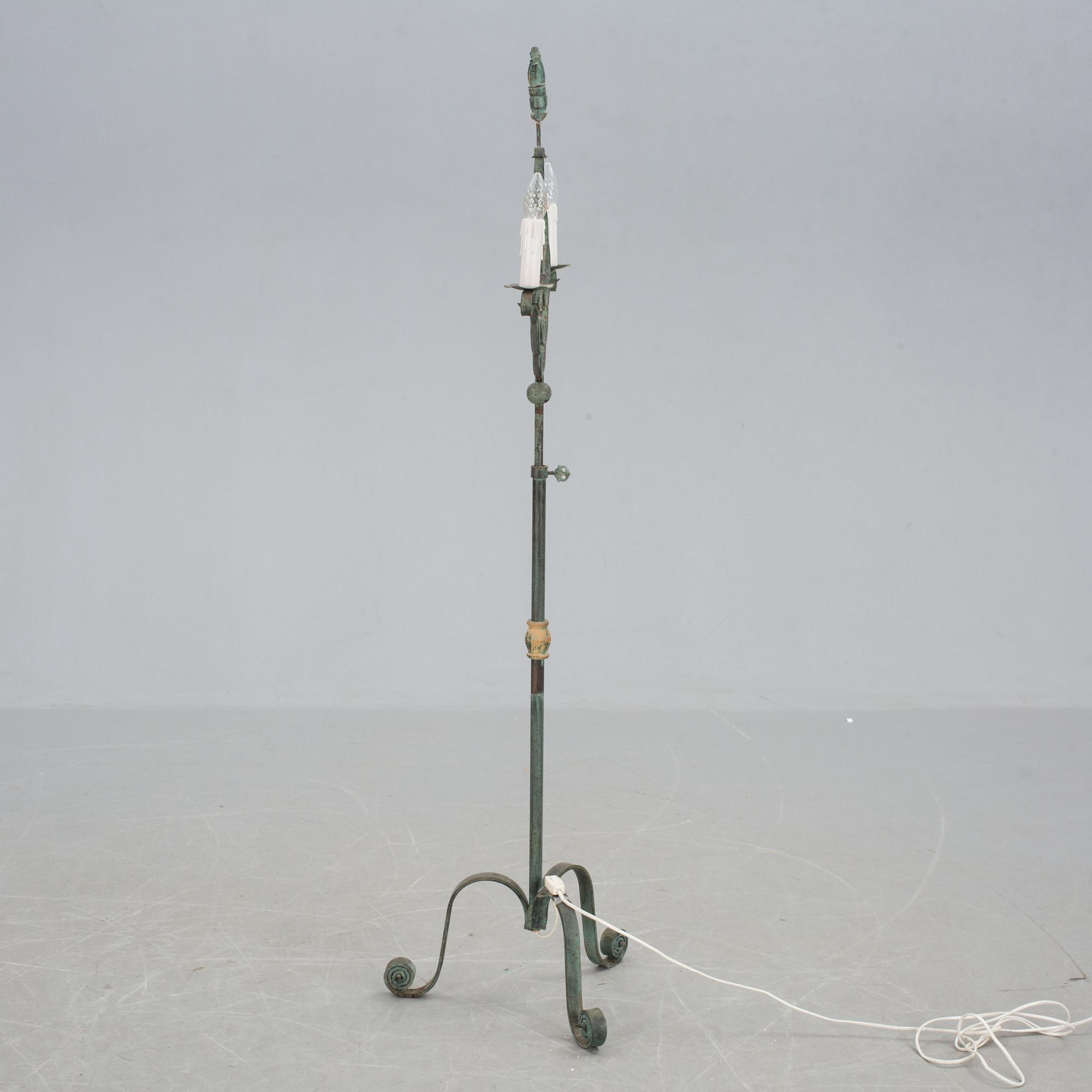 GOLVLAMPA, smidesjärn, 1900-talets första hälft.