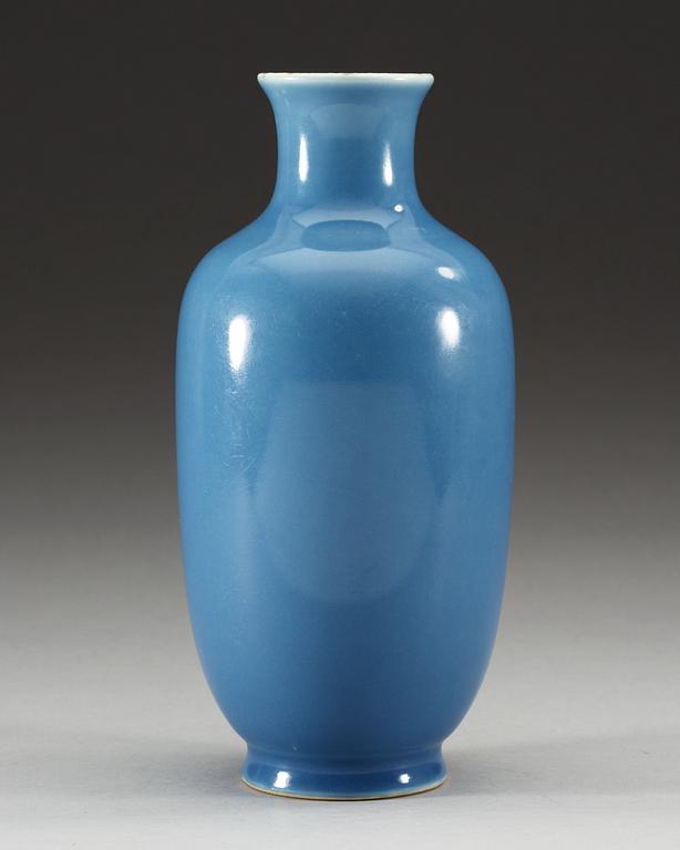 VAS, porslin. Qing dynastin, 1800-tal med Qianlongs märke.