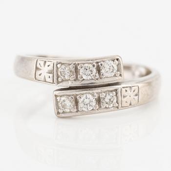 Ring in 18K white gold with round brilliant-cut diamonds.