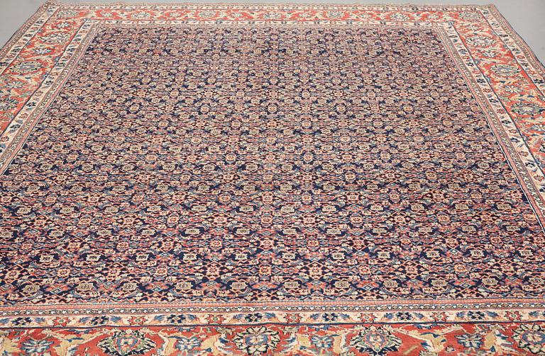 Matto, semi-antique West persian, ca 382,5 x 302 cm.