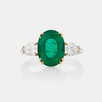 634. RING med smaragd 3.86 ct, samt droppslipade diamanter totalt 1.00 ct.