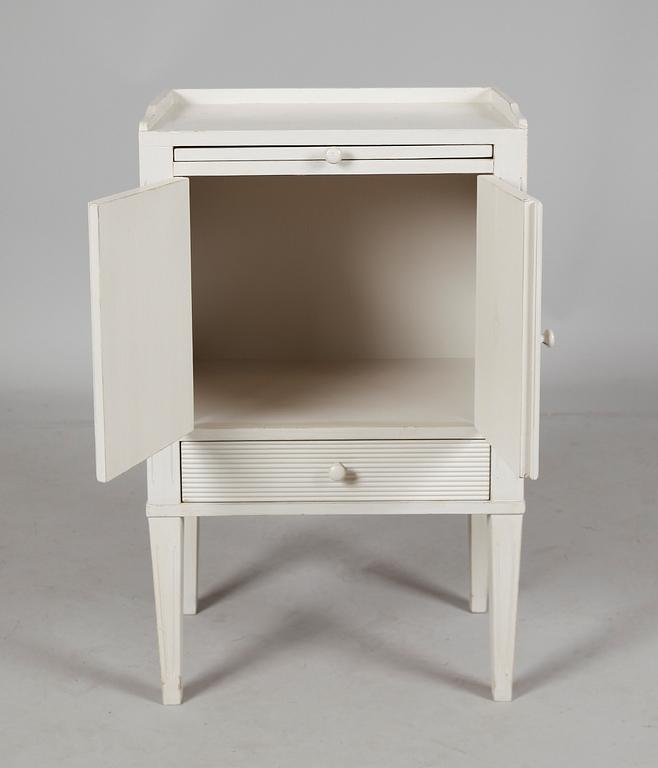 POTTSKÅP, gustavianskt stil, Solgården, 1900-talets andra hälft.