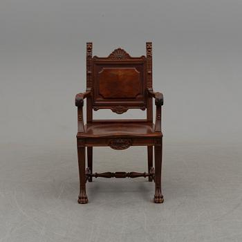 KARMSTOL, 1900-talets slut.