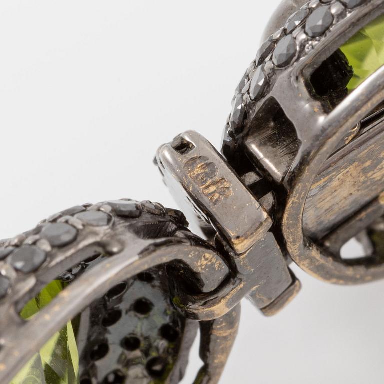 Armband 18K guld med peridot och briljantslipade svarta diamanter.