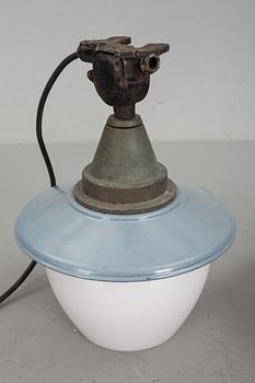 INDUSTRILAMPOR, 2 stycken, 1900-talets första hälft.