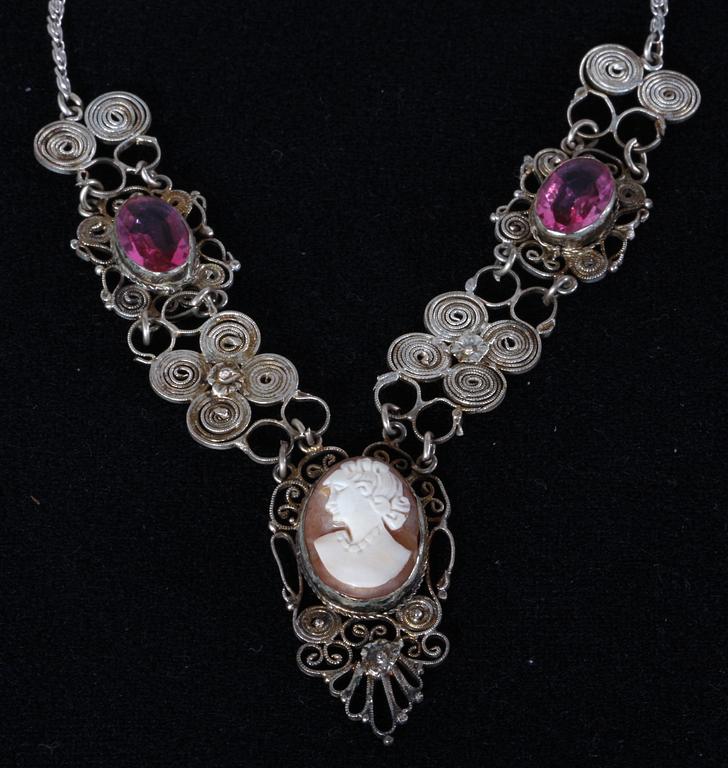 HALSBAND samt ARMBAND, vitmetall, stenar och camé.