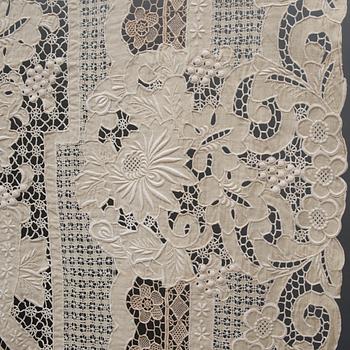 BORDDUK, linne och spets.