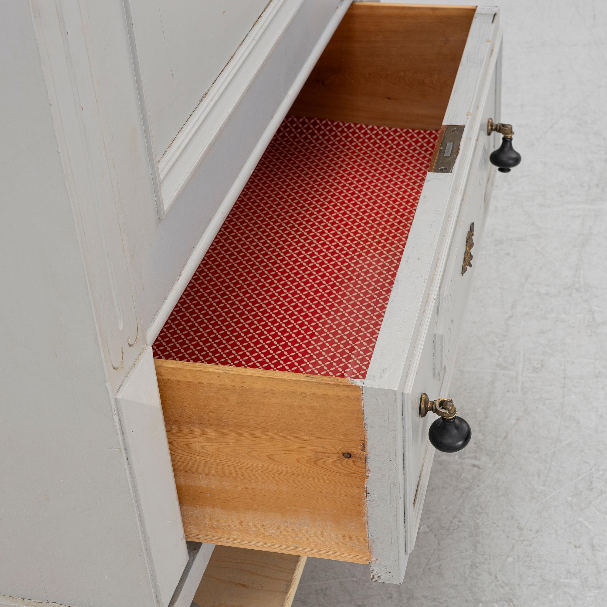 Klädskåp från omkring år 1900.