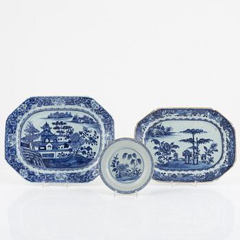 Two Chinese export procelain chargers and a dish, Qingdynasty, Qianlong /1736-95).