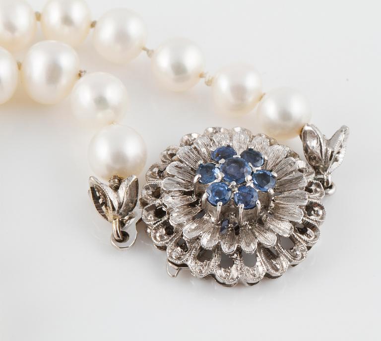 COLLIER, odlade pärlor med lås i 18K vitguld samt fasettslipade blå safirer.