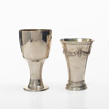 A pair of silver cups, Gunnar Löfgren and CG Hallberg, Stockholm, 1912 and 1902.