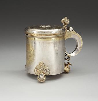 A Baltic 17th century parcel-gilt tankard, makers mark of Andreas Brackfeldt, Riga (1661-1697).