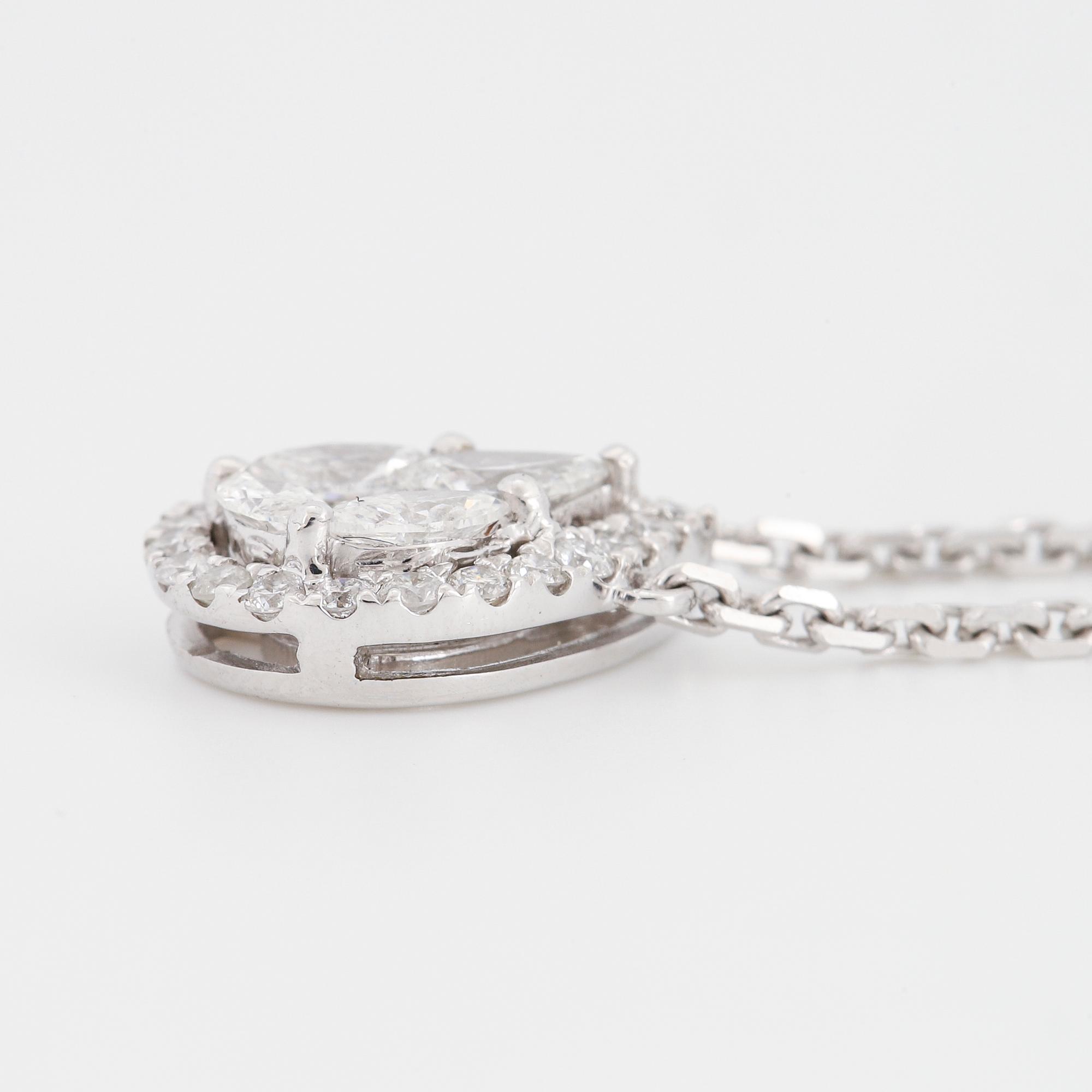 A pendant with diamonds in diffrent cuts.