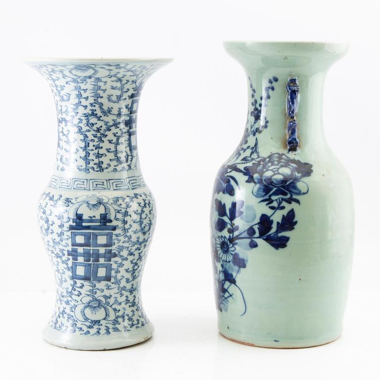 Two Chinese blue and white vases, early 20th centruy.