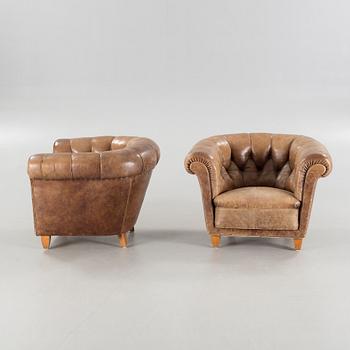 A pair of Chesterfield-armchairs from the first half of the 20th century.