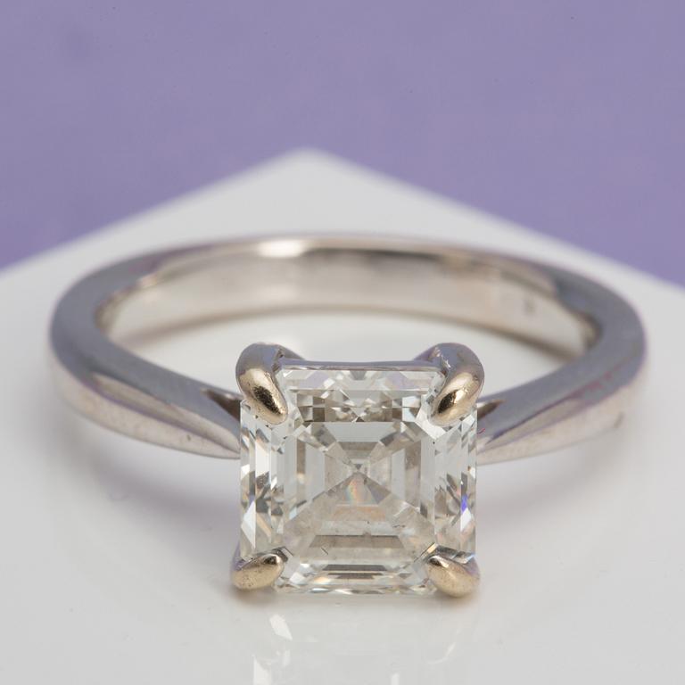 RING, med trappslipad (Assher-cut) diamant, 3.02 ct.