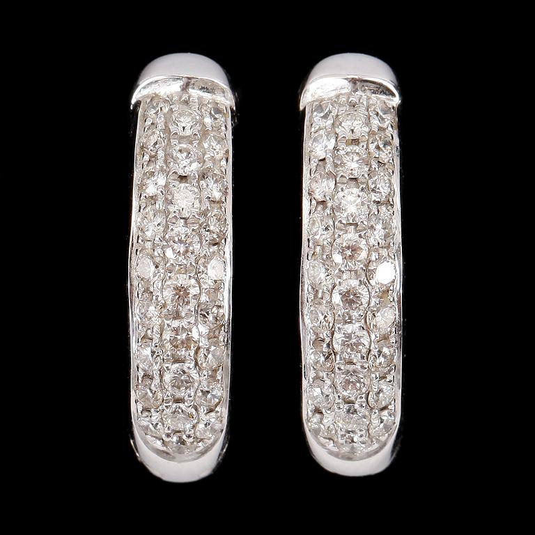 ÖRHÄNGEN, ett par, 18k vitguld med briljantslipade diamanter tot ca0,88ct. Vikt 7g.