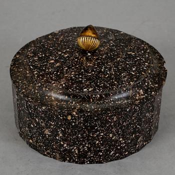 SMÖRASK, porfyr, Empire, Älvdalen, 1800-talets början.