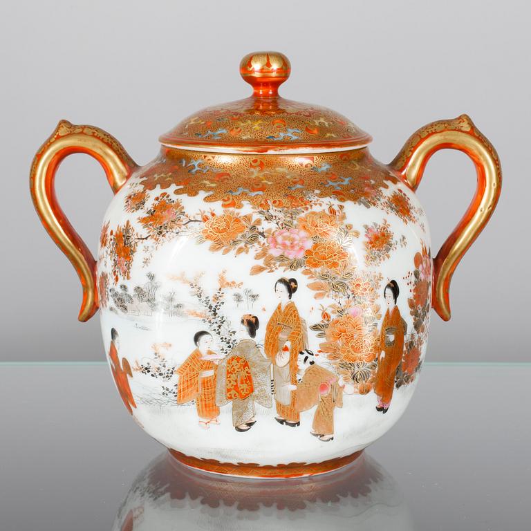 BURK MED LOCK, porslin, Satsuma, Japan sekelskiftet 1800/1900.