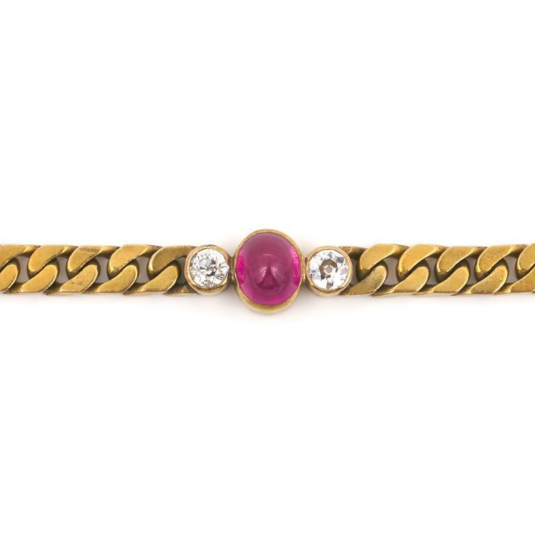 ARMBAND, 14K guld med cabochonslipad rubin, ca 1.95ct och 2 gammaslipade diamanter tot ca 0.50 ct. Vikt ca 19 g,