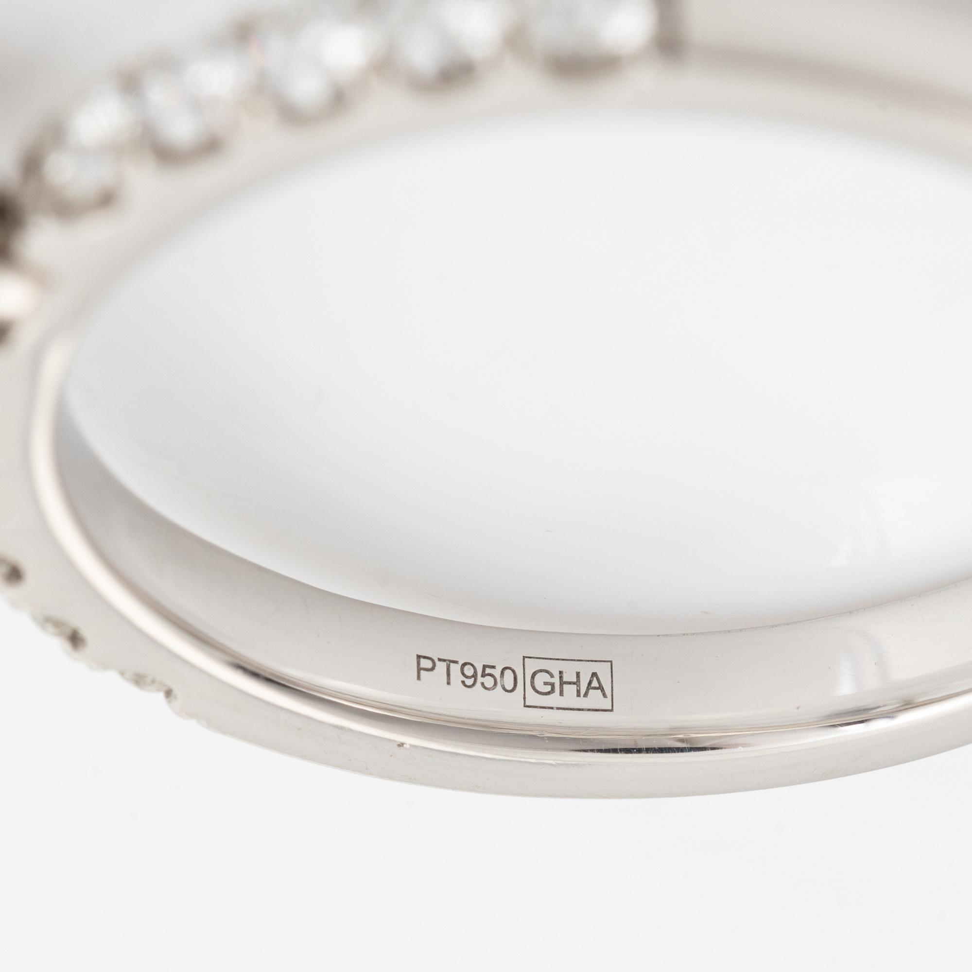 Ring in platinum with round brilliant-cut diamonds, "Story of Love" by Guldfynd.