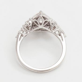 Ring, 18K vitguld med päronslipad diamant samt markis- och briljantslipade diamanter.