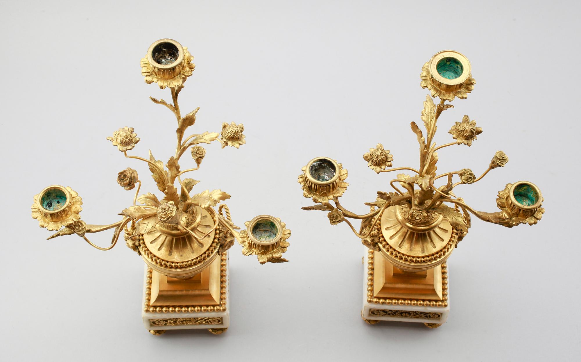 KANDELABRAR, förgylld brons och marmor, Louis Seizestil, 1800-tal.