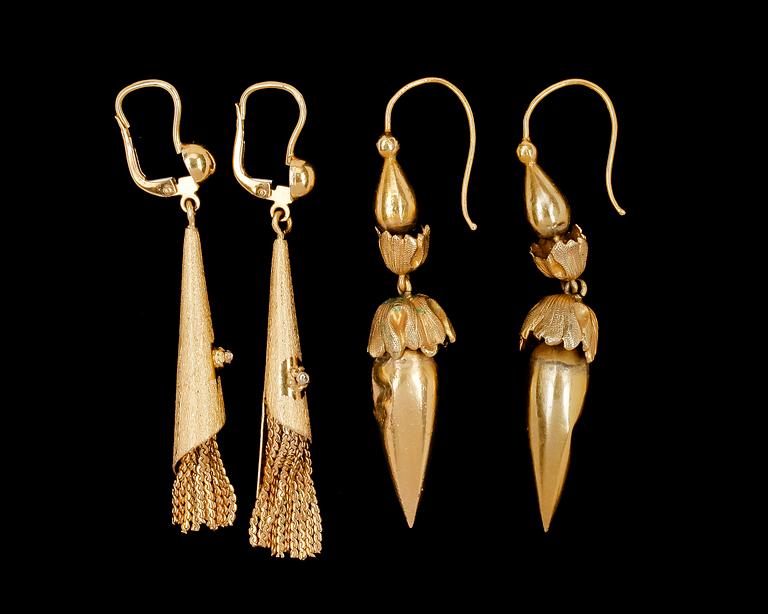 Two pair of gold earrings. 18k gold.