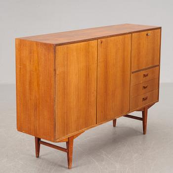 SIDEBOARD.  1900-talets andra hälft.