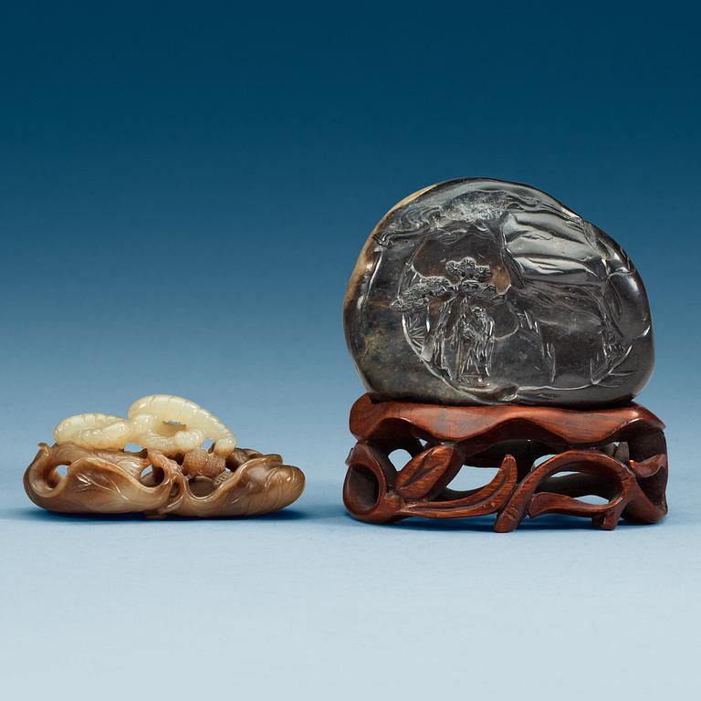 SKULPTURER, två stycken nefrit och svartgrön sten. Sen Qing dynastin (1644-1912).