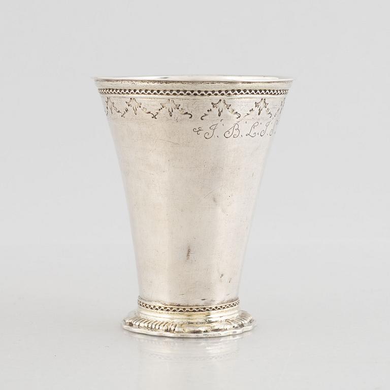 Bägare, silver, Sverige 1700-tal, med kastmynt från Adolf Fredriks kröning.