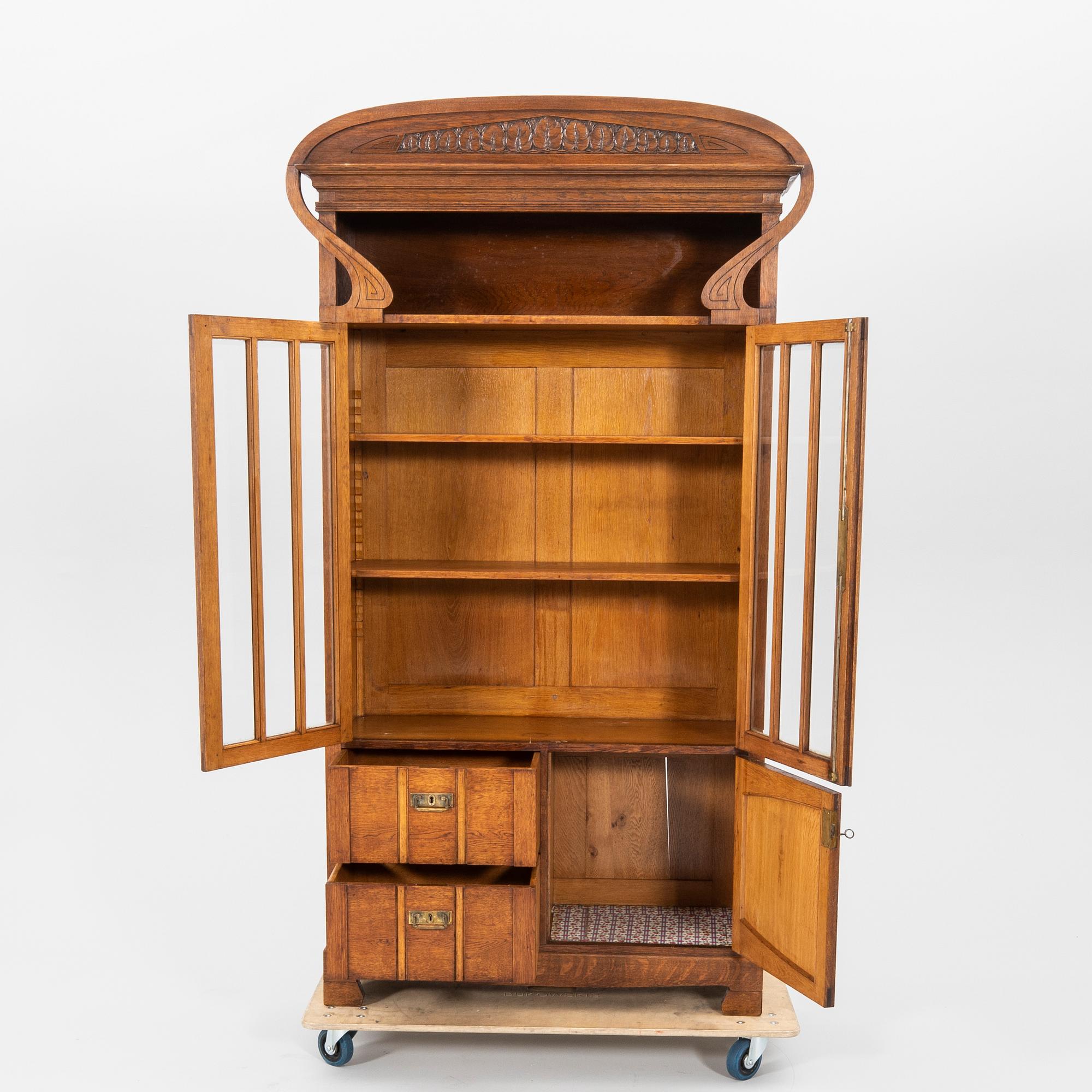 Vitrinskåp tidigt 1900-tal Jugend.