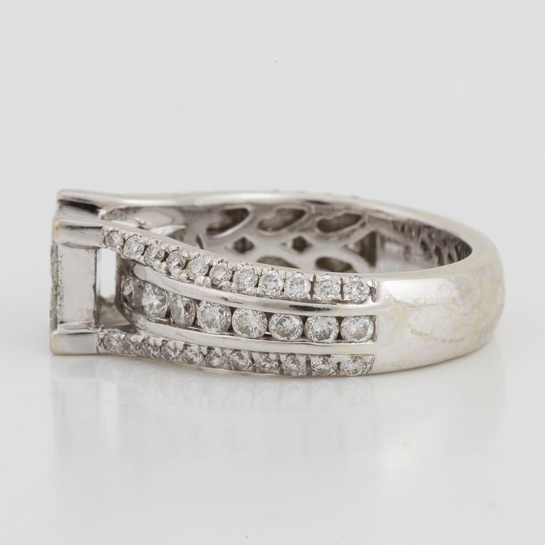 Ring med prinsessslipade och briljantslipade diamanter.