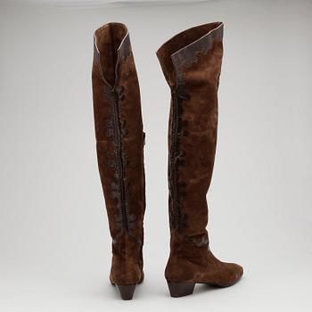 DALCO', a pair of brown suede boots.