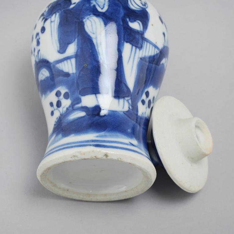 Three pieces of chinese porcelain from China, 18th to 20th century.