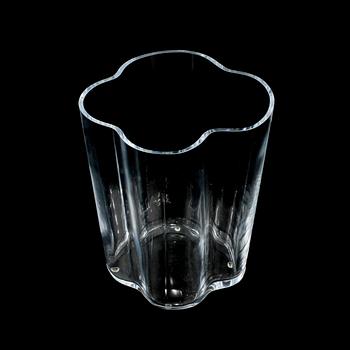 VAS, glas, Alvar Aalto, Iittala, märkt Alvar Aalto Iittala och daterad 2001.