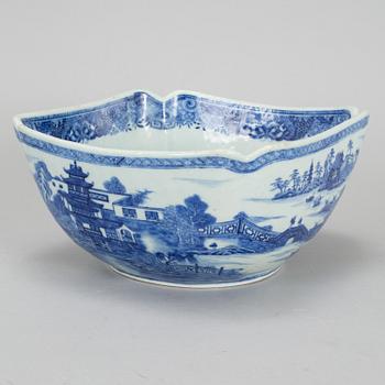 Two blue and white serving dishes and a bowl, Qing dynasty, Qianlong (1736-95).