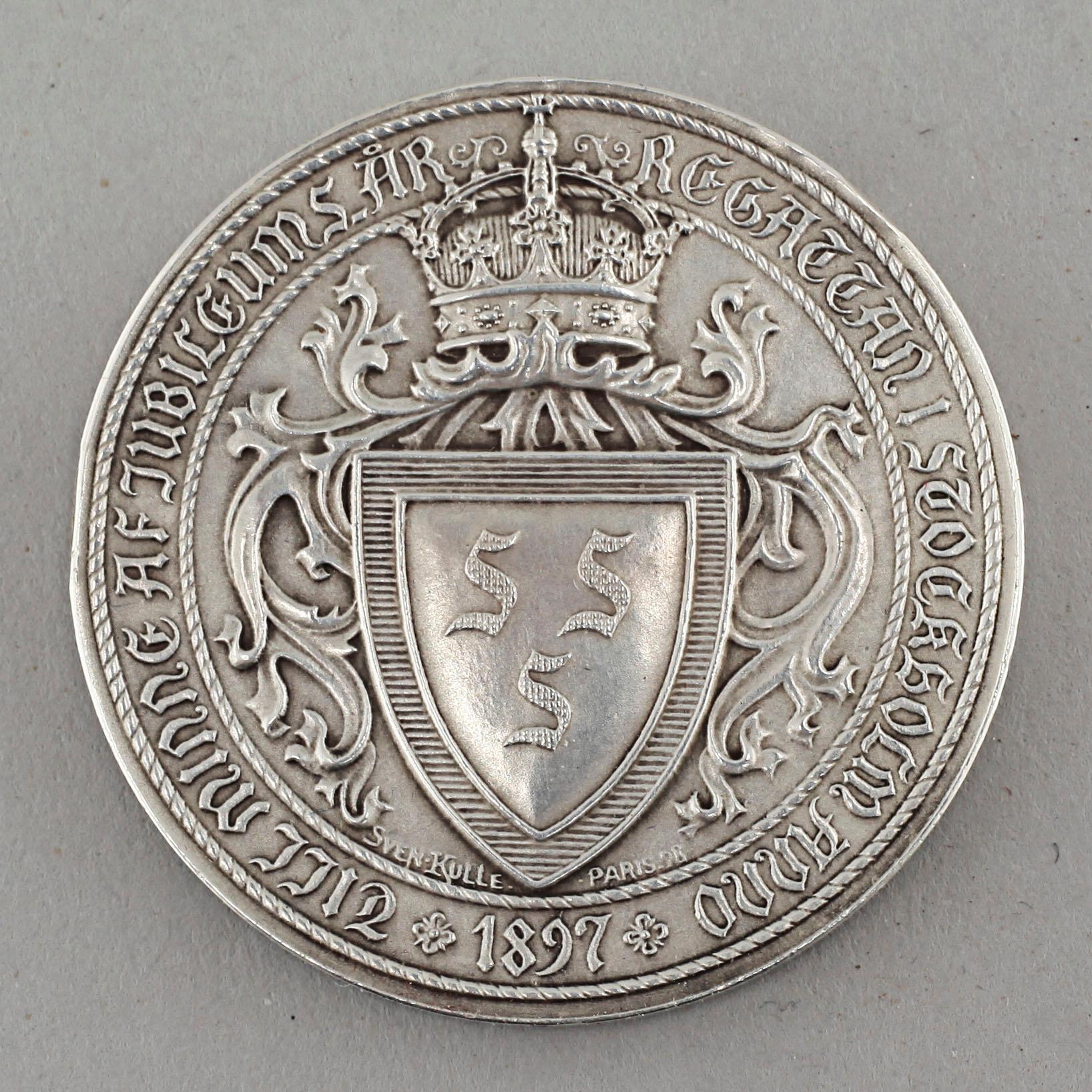 A silver medal and case, case from C G Hallberg in Stockholm 1899.