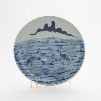 A Japanese blue and white porcelain dish, Edo period (1603-1868).