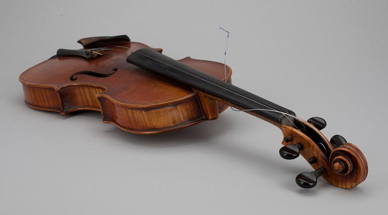VIOLIN, i fodral, sekelskiftet 1800/1900.