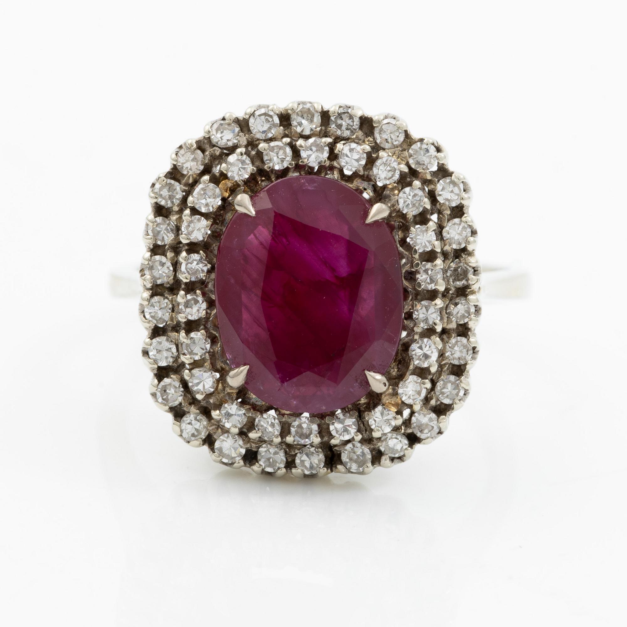 Ring 18K white gold with ruby and octagon-cut diamonds. Accompanied by report GCS.
