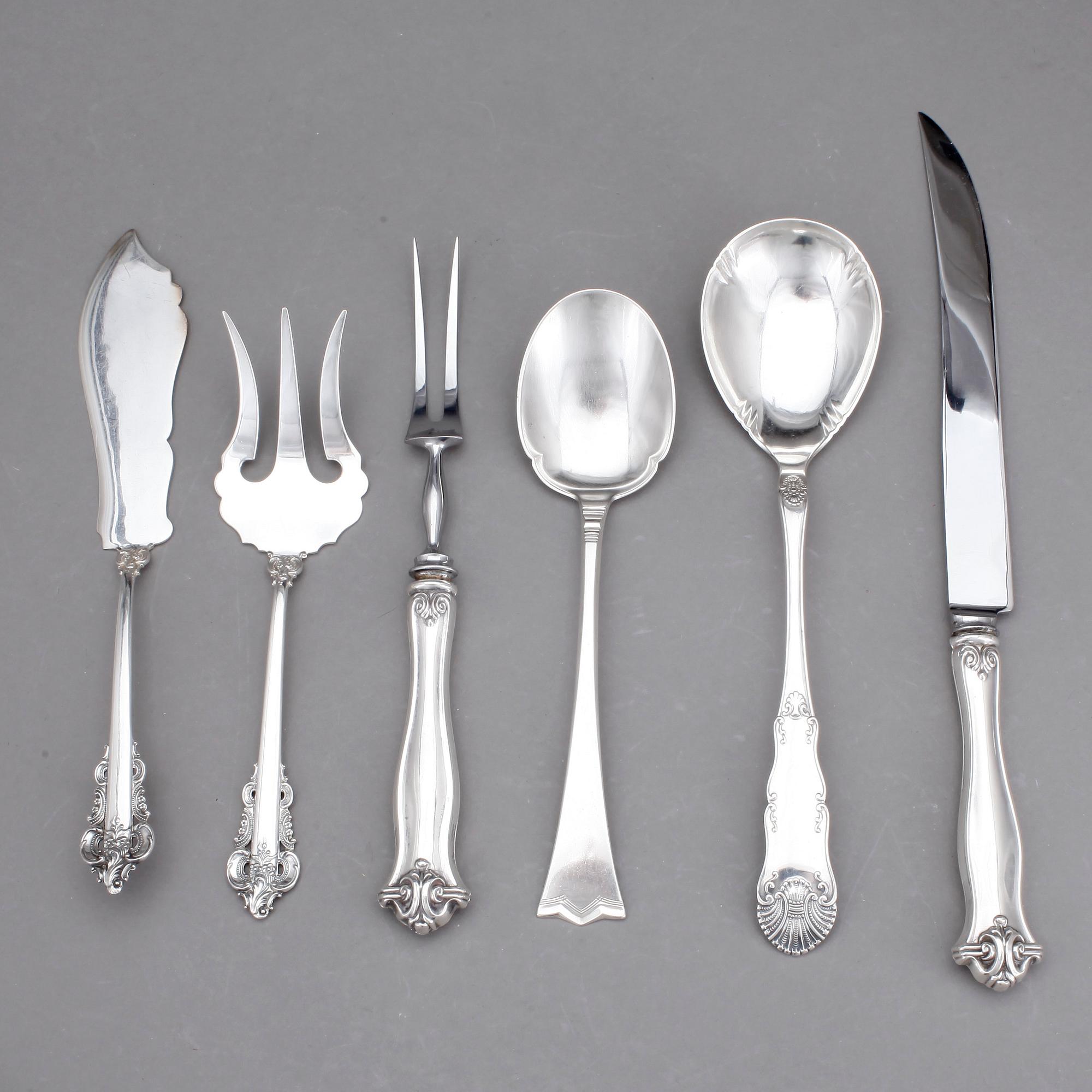 PARTI SILVER, 15 delar, bl.a Thorvald Marthinsen, Norge, 1900-talets första hälft. Vikt exkl delar med metall ca 571 g.