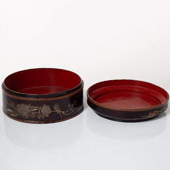 A Chinese lacquer food container, 20th century.